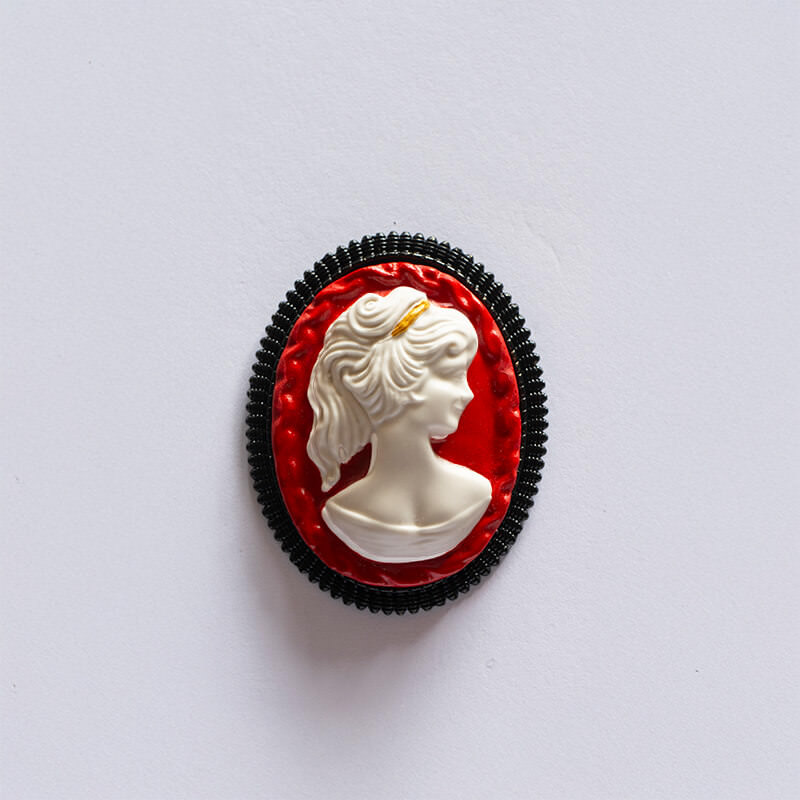 La Belle Olympe Featured La Guerrière Coiffée - Support Noir