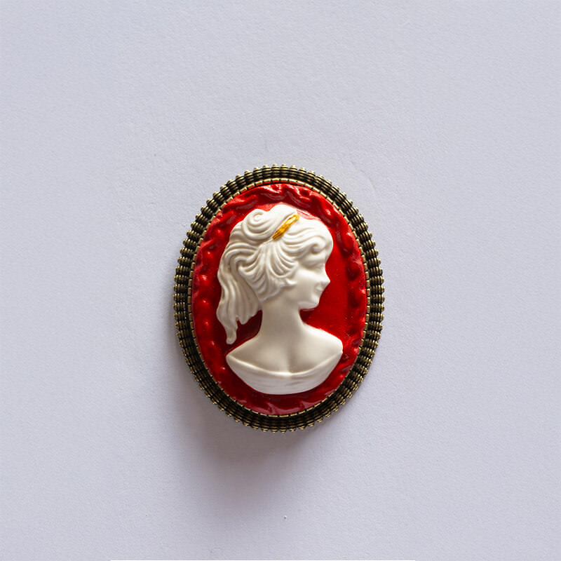 La Belle Olympe Featured La Guerrière Coiffée - Support Vintage