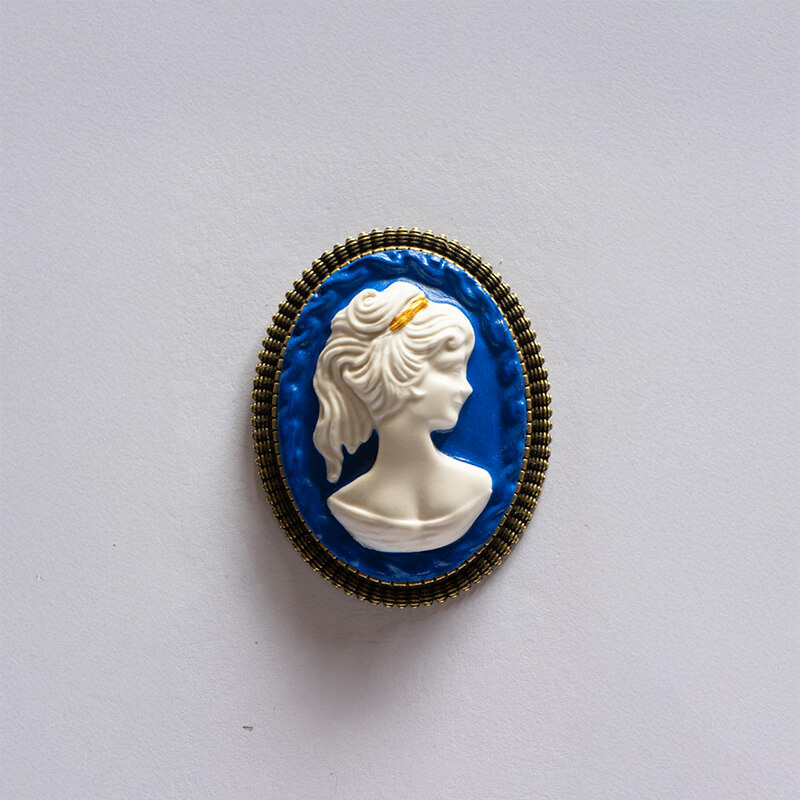 La Belle Olympe - La Rêveuse Coiffée - Support Vintage