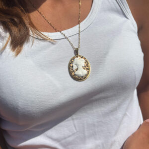 La Belle Olympe Featured Sauvage Pendentif Porte 