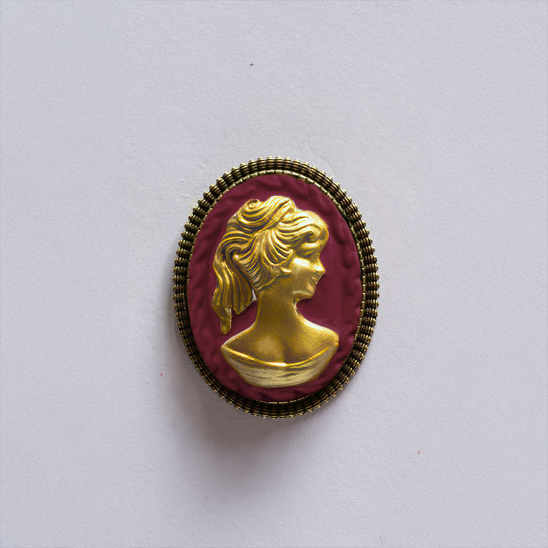 La Belle Olympe Audacieuse Bordeaux Broche Royale Vintage