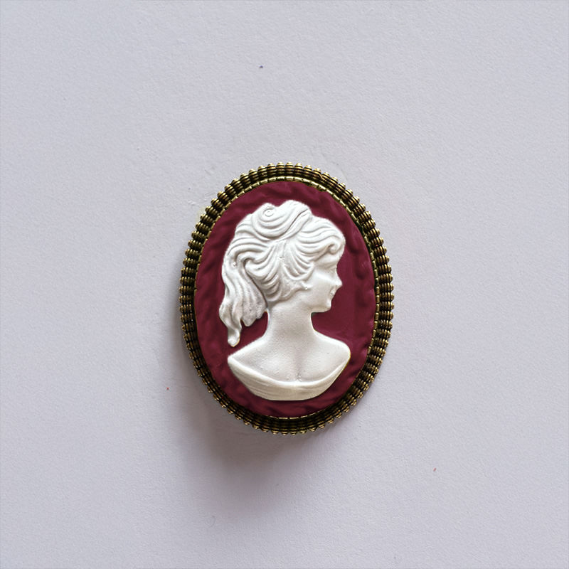 La Belle Olympe Audacieuse Bordeaux Broche Vintage
