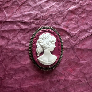 La Belle Olympe Featured Broche Audacieuse Classique Vintage Fuschia 