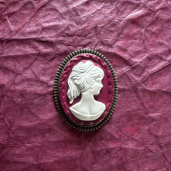 La Belle Olympe Featured Broche Audacieuse Classique Vintage Fuschia 