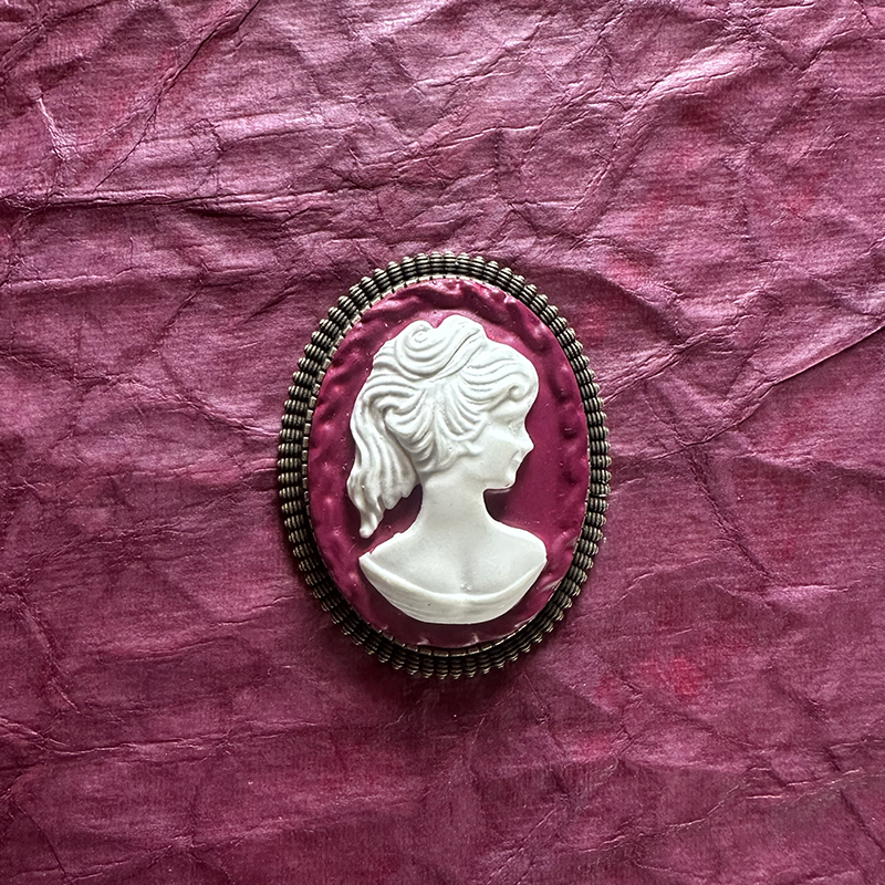 La Belle Olympe Featured Broche Audacieuse Classique Vintage Fuschia 