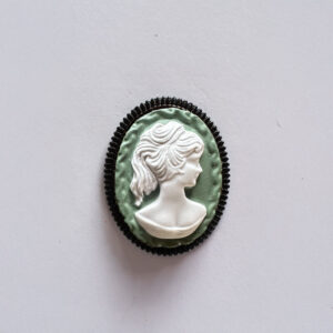 La Belle Olympe Featured Broche Pensive Clas Noire 