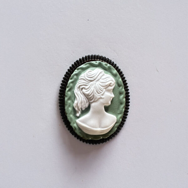 La Belle Olympe Featured Broche Pensive Clas Noire 