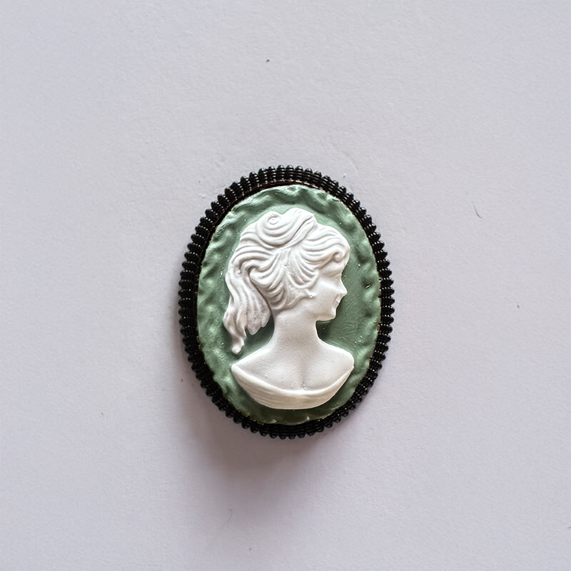 La Belle Olympe Featured Broche Pensive Clas Noire 