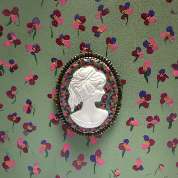 La Belle Olympe Featured Broche Pensive Clas Vint Fleurie Fond Fleurs 