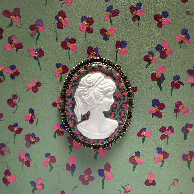 La Belle Olympe Featured Broche Pensive Clas Vint Fleurie Fond Fleurs 