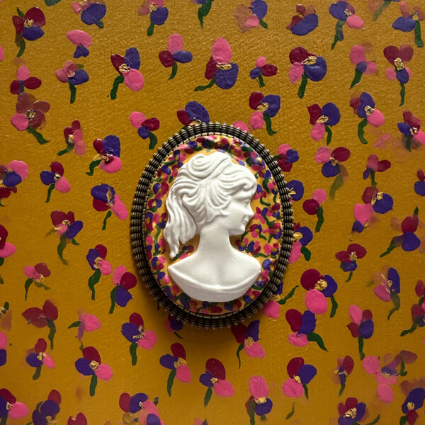 La Belle Olympe Featured Broche Sereine Classique Fleurie Vintage Fond Fleurs 