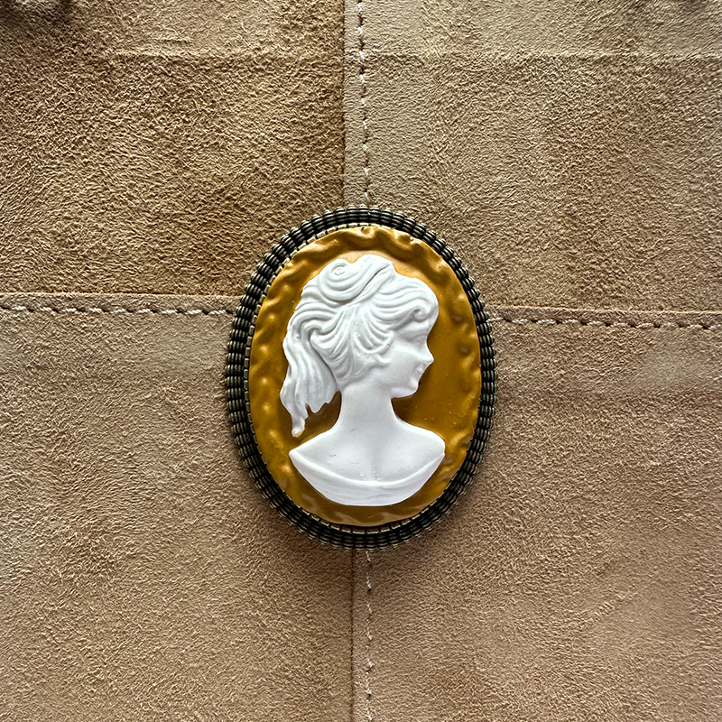 La Belle Olympe Featured Broche Sereine Classique Vintage Nubuk 