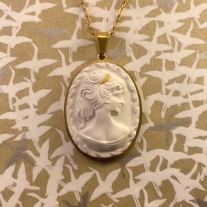 La Belle Olympe Featured Celeste Pendentif Ambiance 