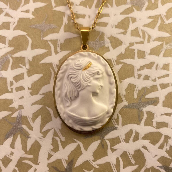 La Belle Olympe Featured Celeste Pendentif Ambiance 