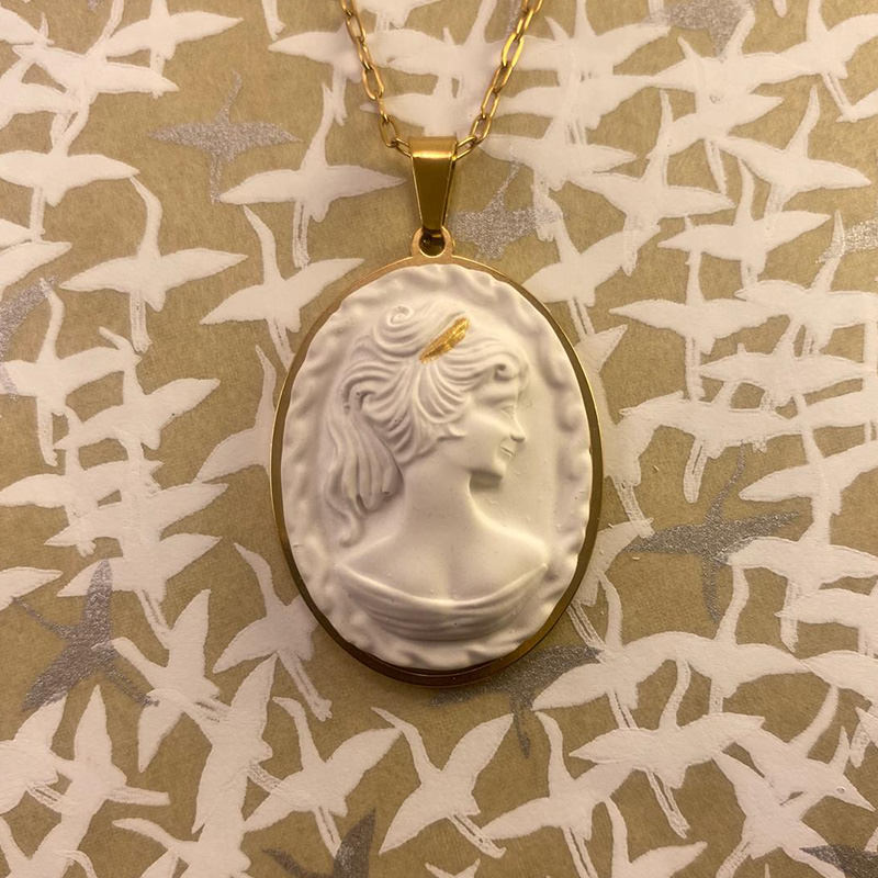 La Belle Olympe Featured Celeste Pendentif Ambiance 