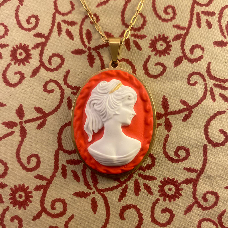La Belle Olympe Featured Flamboyante Pendentif Ambiance 
