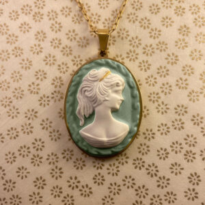 La Belle Olympe Featured Pensive Pendentif Ambiance 