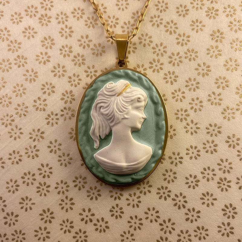 La Belle Olympe Featured Pensive Pendentif Ambiance 