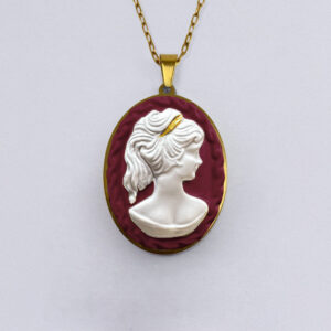 La Belle Olympe Audacieuse Bordeaux Pendentif Coiffee 