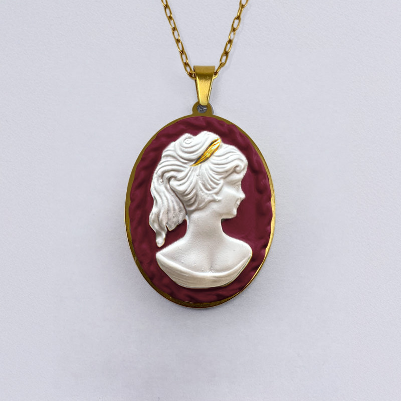 La Belle Olympe Audacieuse Bordeaux Pendentif Coiffee