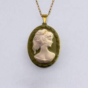 La Belle Olympe Pensive Olive Pendentif Coiffee 