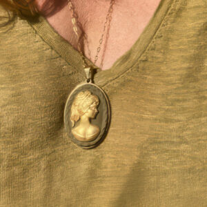 La Belle Olympe Pensive Olive Pendentif Royale Portee 